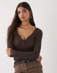 モンキ レディース トップス Tシャツ Monki long sleeve Henley button top with flared sleeves in dark chocolate brownのサムネイル