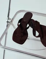 エイソス レディース シューズ サンダル スエード ヒール ASOS DESIGN Havana toe thong kitten heel sandals in chocolate suedetteのサムネイル