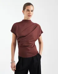 エイソス レディース トップス Tシャツ ASOS DESIGN twist shoulder drapey top in chocolate Fig チョコレートのサムネイル