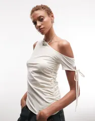 モンキ レディース トップス Tシャツ ギャザー Monki off shoulderuched top Off White オフホワイトのサムネイル