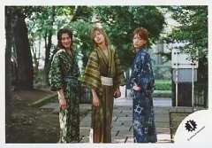 【中古】生写真(ジャニーズ) NEWS/KAT-TUN/山下智久・亀梨和也・赤西仁/横型/浴衣/全身のサムネイル