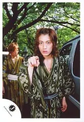 【中古】生写真(ジャニーズ) KAT-TUN/赤西仁/膝上/浴衣/右手指差し/背景山下智久のサムネイル