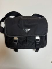 新品《 PRADA 》トライアングル レザー クロスボディバッグ / ブラック 