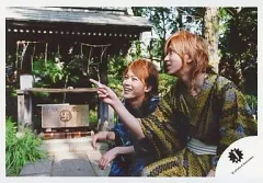【中古】生写真(ジャニーズ) NEWS/KAT-TUN/山下智久・亀梨和也/横型/浴衣/山下右手指差しのサムネイル