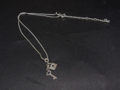 美品!ジャスティンデイビス SNJ808 TINY PADLOCK ネックレス - メルカリ