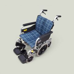 ♿小回り回転できる便利な 六輪 介助 車椅子 (ノーパンクタイヤ 安心
