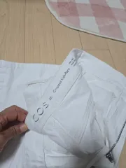 COS クロップド フレア 白 デニム パンツ 26のサムネイル