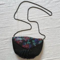 90s　vintage　ヴィンテージ小物　当時物　花柄　フラワーグラフィック　ビーズ系　ショルダーバッグ　チェーンバッグ　肩掛け鞄　コンパクトサイズ　昭和レトロ　古着コーデ　一点物　サブカル　個性派　ブラックのサムネイル