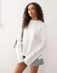 モンキ レディース トップス Tシャツ Monki oversized long sleeve Tshirt with side slits White ホワイトのサムネイル