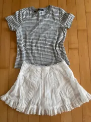 GUESS ストライプ半袖 & 白ミニスカートのサムネイル