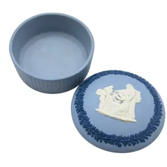 WEDGWOOD ウェッジウッド ジャスパーウェア ラウンドボックス 小物入れ 蓋付き 英国製 ブルー ホワイト レリーフ ジュエリーボックス アクセサリー入れ ピルケース インテリア 置物 飾り コレクション 小物 ブランド【送料無料】のサムネイル
