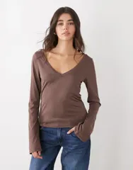 モンキ レディース トップス Tシャツ Vネック Monki softouch vneck top in mole Brown ブラウンのサムネイル