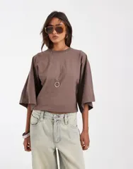 エイソス レディース トップス Tシャツ ASOS DESIGN batwing sleeves fitted tee in chocolate Choc チョコレートのサムネイル