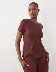 エイソス レディース トップス Tシャツ アシンメトリー ニット ASOS DESIGN textu red knit asymmetric button up tshirt in chocolateのサムネイル