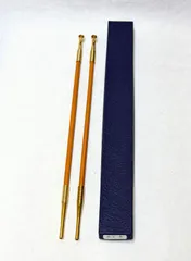 D295【未使用】茶道具 煙草盆 煙管 一対 2本組 長さ40.3cm 長煙管 キセル 金工 紙箱付 骨董のサムネイル