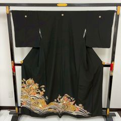 6490］黒留袖 駒刺繍 五つ紋 右三階松 比翼付 金彩 正絹 着物 袷