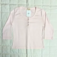 YURIE Brandy Melville st ピンク ボタン 헨리넥 無地 7分 Tシャツ 新品 スリータイムズ クリシーア koISSEY MIYAKEのサムネイル