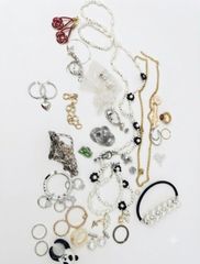 Lots of accessories for sale: necklaces, rings, earrings, bracelets, keychains, pearls, etc. Large quantity, junk/junk items.