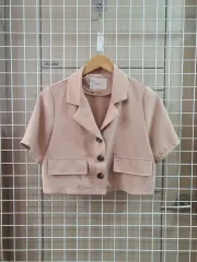 ベージュ色の半袖ジャケットのサムネイル
