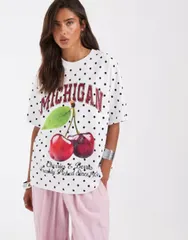 エイソス レディース トップス Tシャツ ドット柄 ドット ジャージー グラフィック ASOS DESIGN Oversized jersey with Michigan cherry graphicのサムネイル