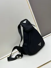 PRADA  男性用の胸ポーチ、シンプルで洗練されたデザイン｜本日限定特価｜新品未使用のサムネイル