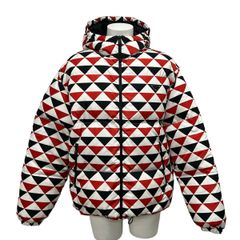 PRADA(プラダ) ダウンジャケット サイズM メンズ美品 - SGC025 レッド×白×黒 長袖/ジップアップ/冬 ダウン