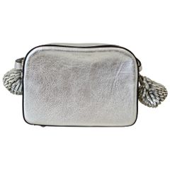美品 J&M DAVIDSON ジェイ&エムデヴィッドソン LIBERTA メタリック レザー ショルダーバッグ シルバーカラー レディース 古着 中古 USEDのサムネイル
