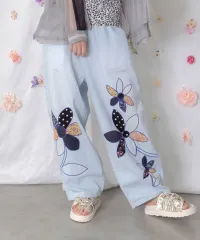 ScoLar(スカラー）パッチワークお花アップリケデニムパンツ　ブルー、ネイビー　162605のサムネイル