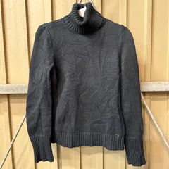 フォクシーニューヨーク タートルネックニット セーター 27729-NATFA101MY ブラック 長袖 ハイネック プルオーバー リブ切替 ロゴプレートのサムネイル