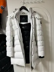 MOOSE KNUCKLES ムースナックルズ レディース ダウンジャケット ロング丈 白 新品のサムネイル