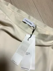 新品)Calvin Klein CK 24ss サテン スカート ロゴ ウェスト アイボリー シルキー ロング丈のサムネイル