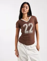 エイソス レディース トップス Tシャツ プリント グラフィック ASOS DESIGN short sleeve top with ruching and 22 graphic print Multのサムネイル