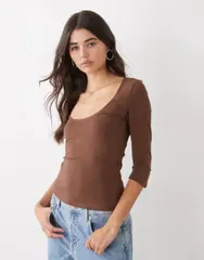 モンキ レディース トップス Tシャツ クロップド Monki cropped sleeves top in chocolate Brown ブラウンのサムネイル