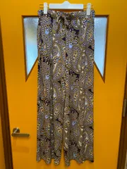 Y【Y14-23】◇ DoCLASSE    サイズM    カジュアルパンツ　ペイズリー柄　レディースのサムネイル