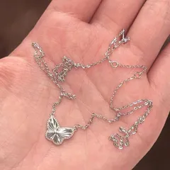 シルバー メタル バタフライ ネックレス 韓国アクセサリー 蝶モチーフ シンプル かわいい きれいめ 上品 カジュアル y2k 万能 合わせやすい プチプラアクセのサムネイル