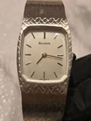 稼働品　Bulova　手巻き　腕時計のサムネイル