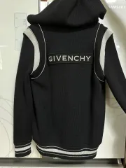 新品 Givenchy ジバンシィ バックロゴ ニット ブルゾン スタジャン フーディー ジャケットのサムネイル