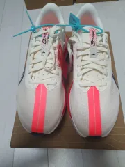 新品 LI-NING(リーニン) 楕円形 うさぎ9 ウルトラ レッド 白 ランニングシューズ 270のサムネイル