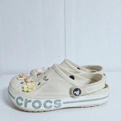 【新品】Crocs 厚底 サンダル フラワー装飾 ベージュ 新品】Crocs 厚底 サンダル フラワー装飾 ベージュ - メルカリ