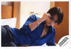 【中古】生写真(ジャニーズ) 山下智久/横型・膝上・シャツ青・寝そべり・右手サングラス/ロゴ「TOMOHISA YAMASHITA」/公式生写真のサムネイル