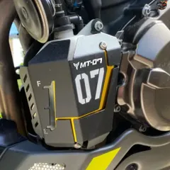 MT-07 ウォータークーラント回収タンクシールドガード アルミニウムCNC加工 ヤマハ MT07 FZ-07 2014 - 2025 用 オートバイアクセサリー