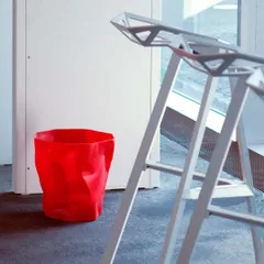 最終入荷！！ アートなゴミ箱 ダストボックス essey Mini BinBin Red クシャクシャに潰された表面 エコ素材 シンプル スタッキング 遊び心 リビング ダイニング キッチン 寝室 ギフト プレゼント 観葉植物の鉢カバー 送料無料のサムネイル