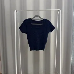 Uネック Uネック ケーブル編み クロップド 半袖 ニット Tシャツ ネイビー ゴン色のサムネイル
