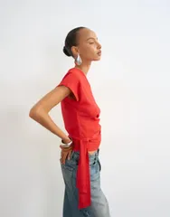トップショップ レディース トップス タンクトップ Topshop crinkle off shoulder tie frontop RED レッドのサムネイル