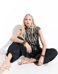 エイソス レディース トップス タンクトップ ハイネック プリント シアー ASOS DESIGN sheer crinkle plisse high neck tank in mono zebraのサムネイル