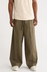 フィアオブゴッド メンズ ボトムス カジュアルパンツ コットン Fear of God Essentials Pleat Front Drawstring Cotton Twill Pants MOSのサムネイル