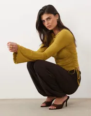 エイソス レディース トップス シャツ ASOS DESIGN drawstring detail top with fluted sleeves in olive オリーブのサムネイル
