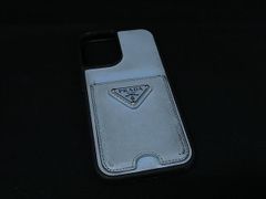 PRADA プラダ サフィアーノレザー iPhone16 対応 アイフォンケース スマホケース ライトブルー系×ブラック系 HD0662のサムネイル