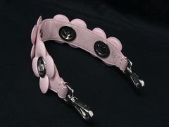 ■美品■ FENDI フェンディ ストラップユー ミニ レザー 花モチーフ バッグ用 ハンドルストラップ レディース ピンク系 FW6682のサムネイル