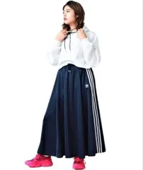 アディダス 紺 フレアスカート ロングスカート 女性XS 人気ウェアのサムネイル